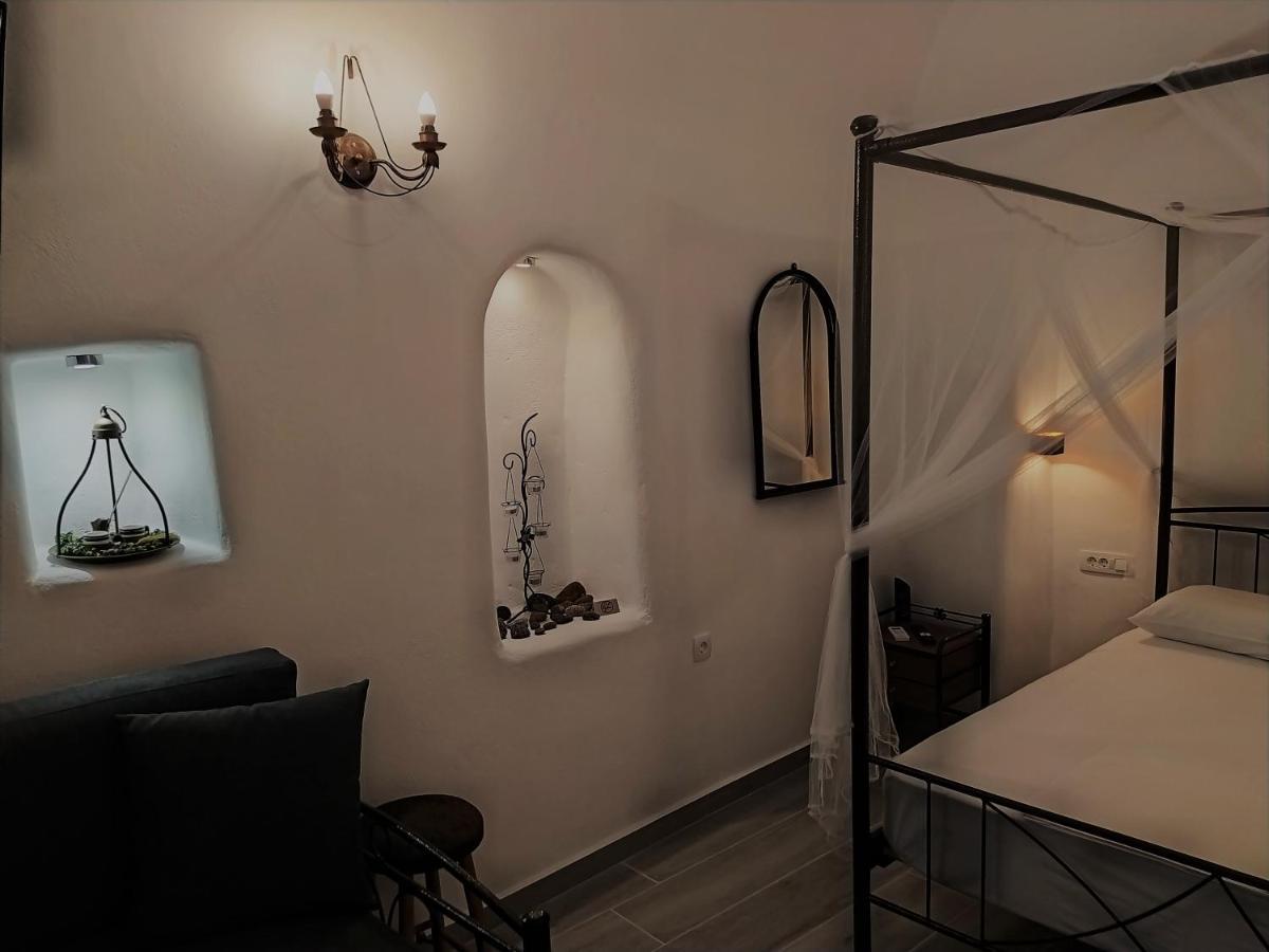 Mentoras' Complex Apartment Emporio (Santorini)