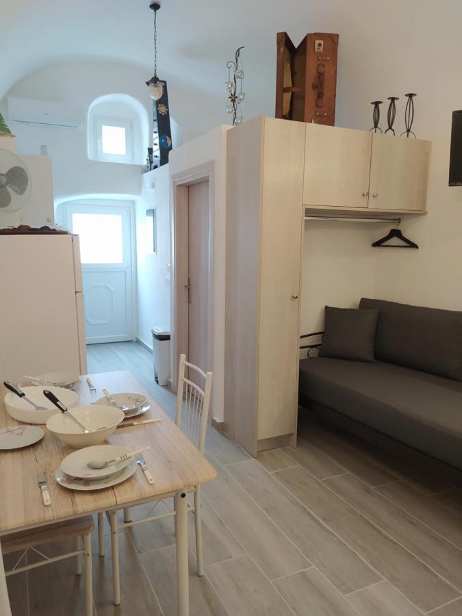 Mentoras' Complex Apartment Emporio (Santorini)
